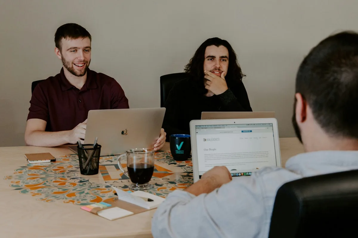 Équipes marketing et ventes collaborant autour d'un tableau de bord commun en réunion