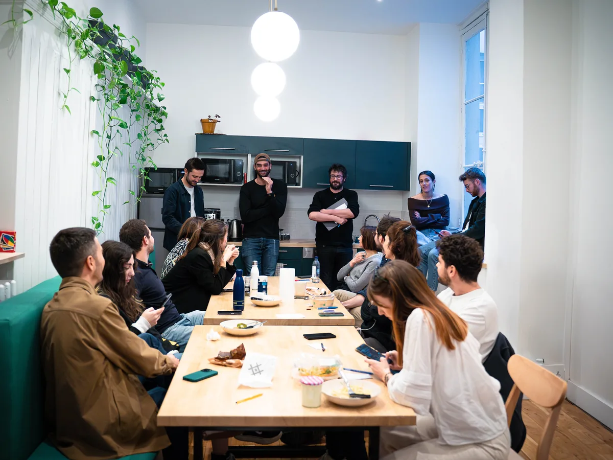 Équipe commerciale réunie autour de la table lors d’une session Kwala