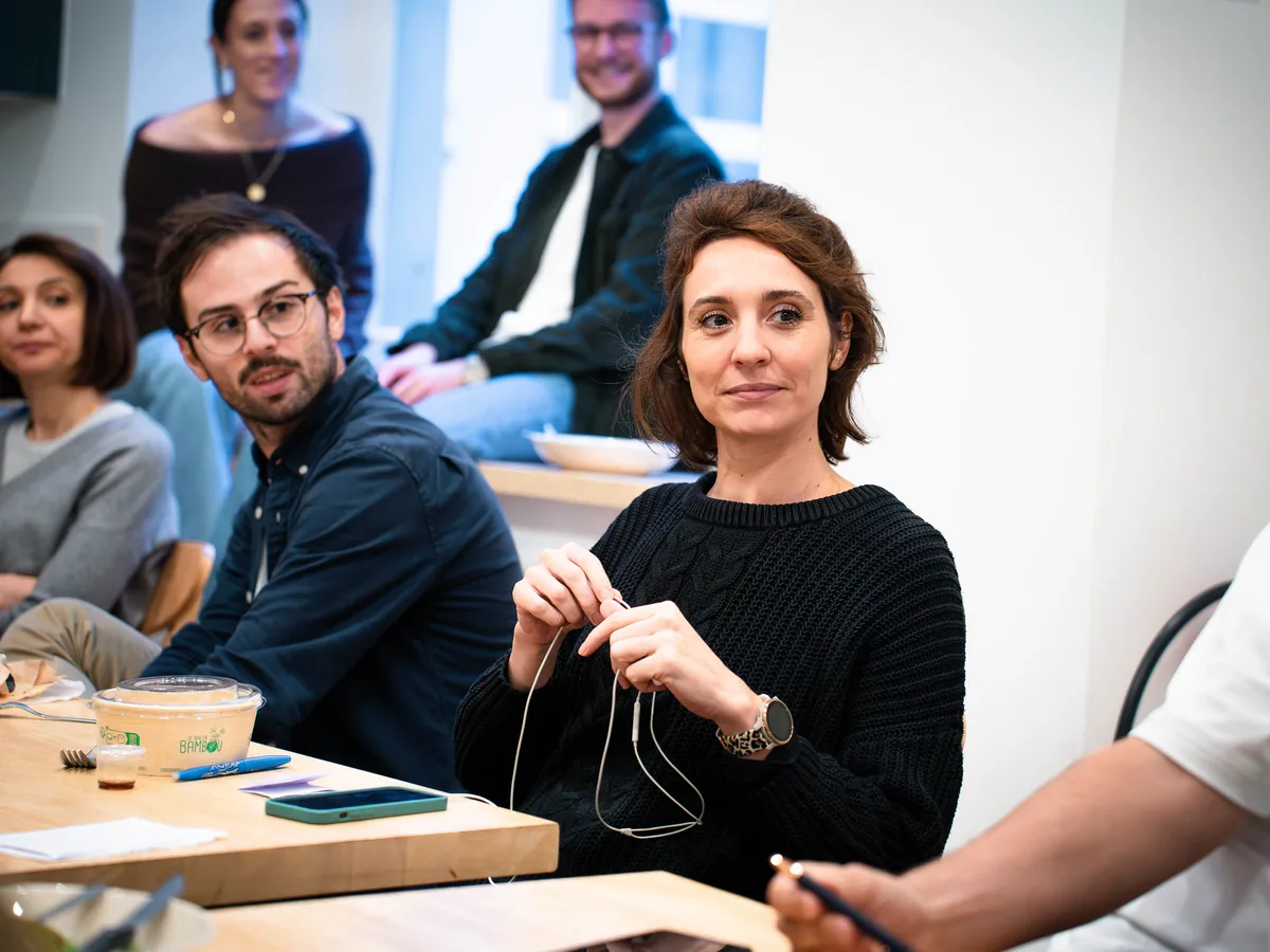 Échange entre commerciaux pendant un atelier collectif Kwala